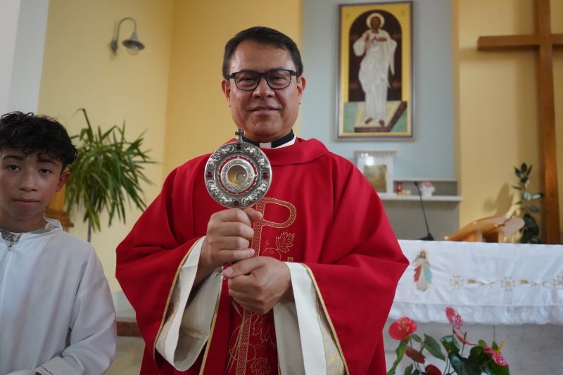 Surmanci : Fr. Moises holding a relic