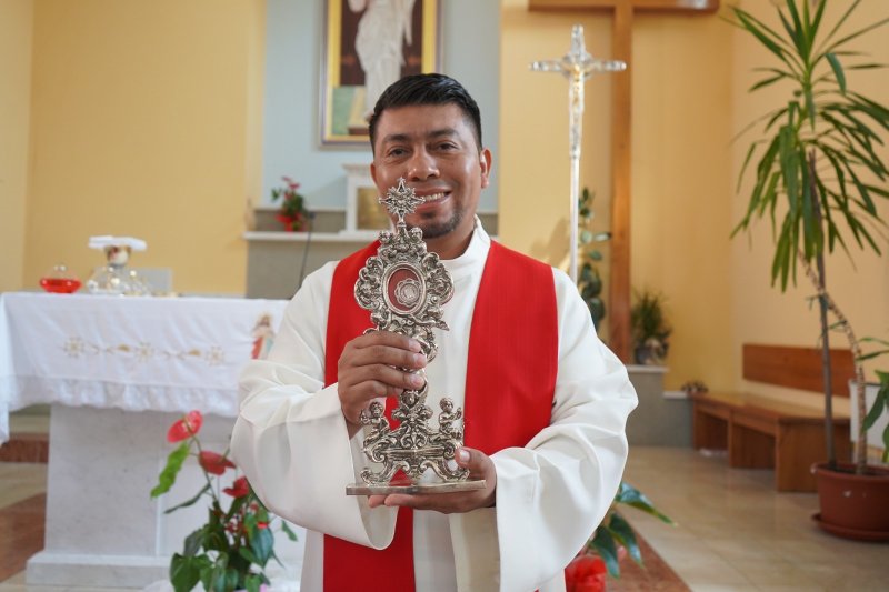 Surmanci : Fr.Zaulo holding St.Faustina Relic